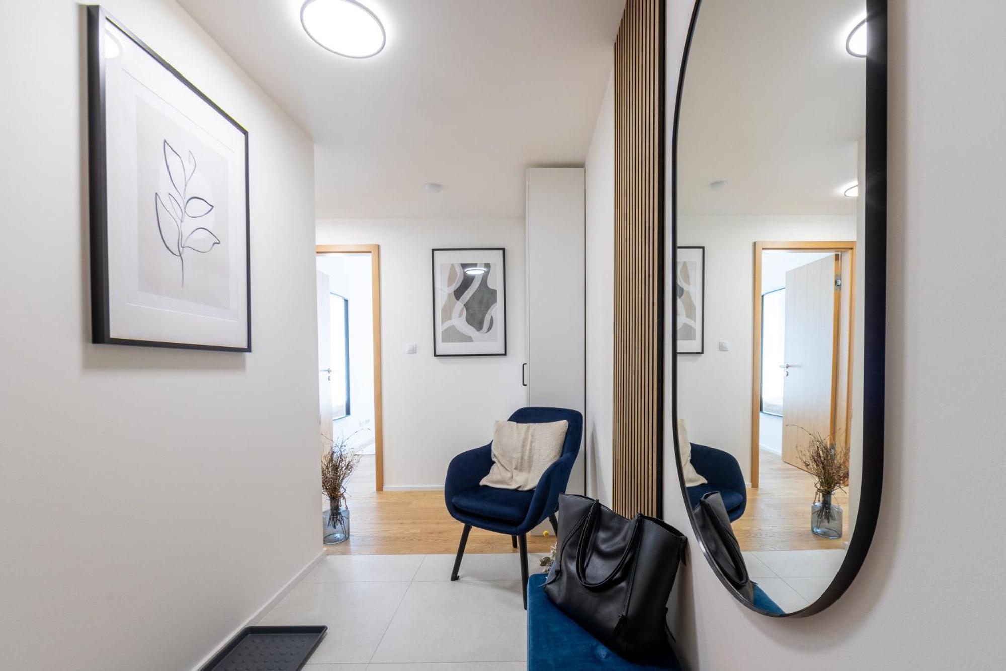 Days - 2bdr - Balcony - Garage Parking - Easy Center Access * Praga