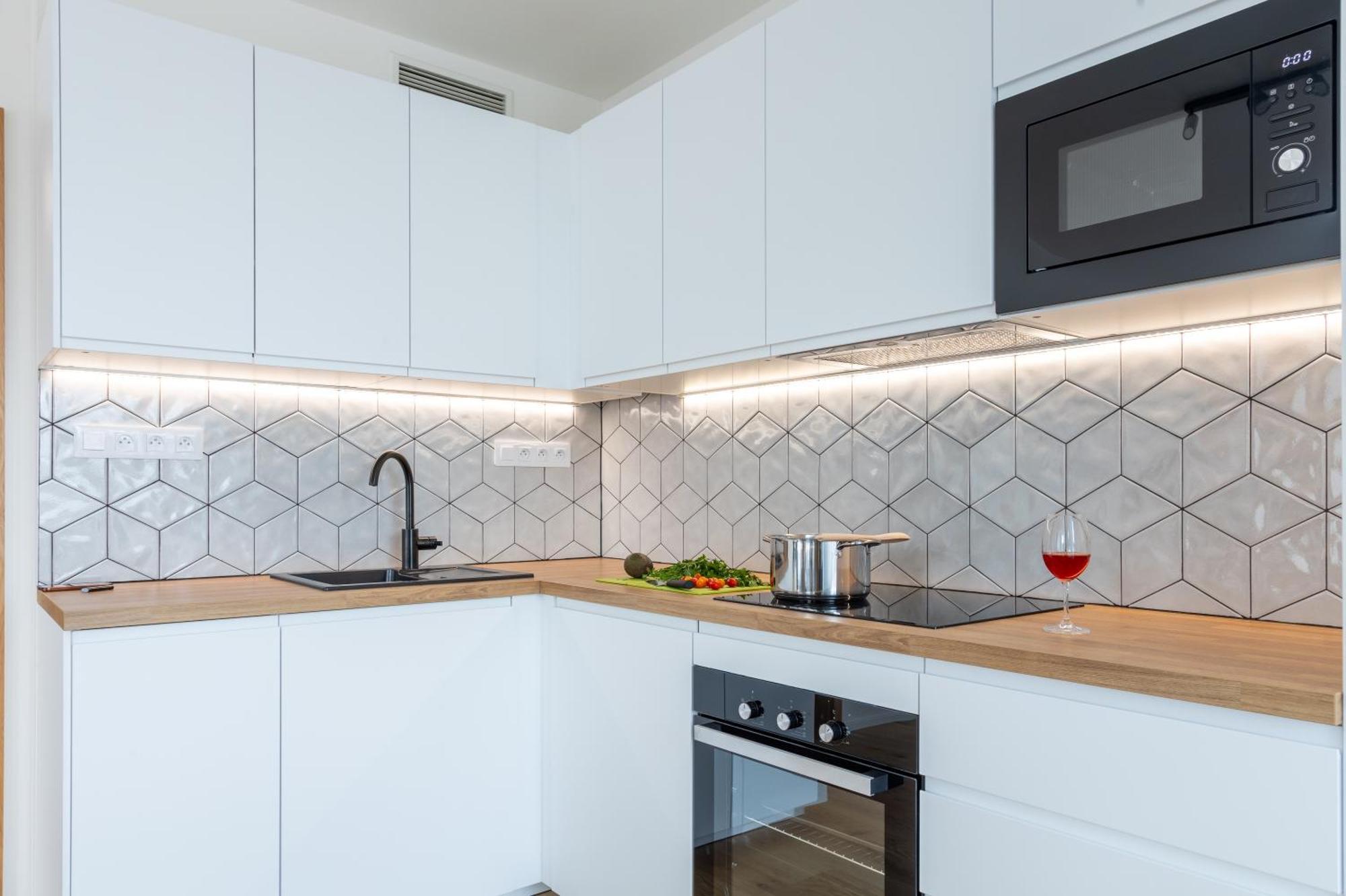Apartament Days - 2bdr - Balcony - Garage Parking - Easy Center Access *