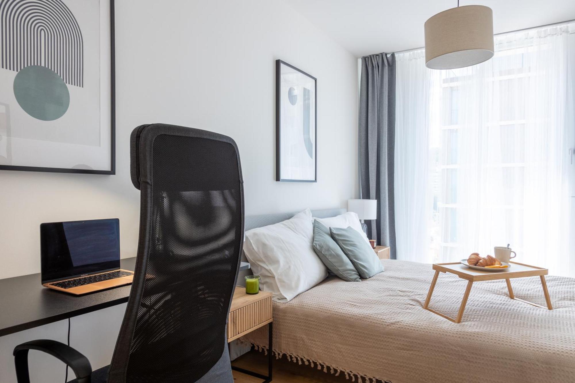 Days - 2bdr - Balcony - Garage Parking - Easy Center Access Apartament *