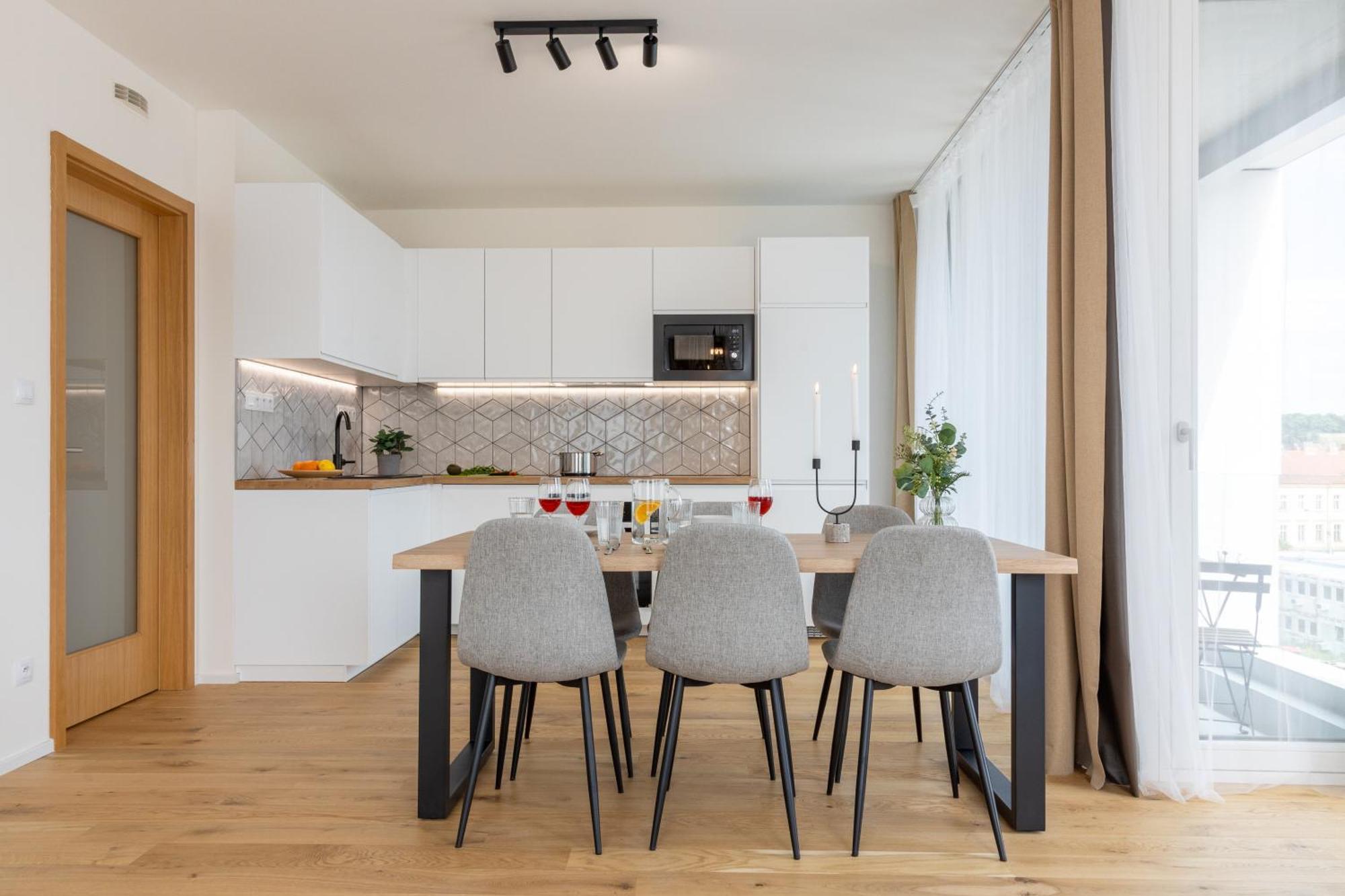 Days - 2bdr - Balcony - Garage Parking - Easy Center Access Appartamento